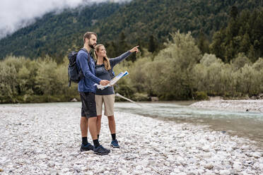 Junges Paar auf einer Wanderung mit Karte, Vorderriss, Bayern, Deutschland - DIGF08257