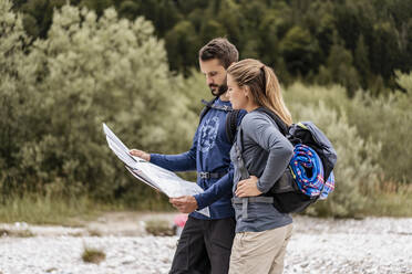 Junges Paar beim Wandern und Kartenlesen, Vorderriss, Bayern, Deutschland - DIGF08258