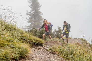 Junges Paar bei einer Wanderung in den Bergen, Herzogstand, Bayern, Deutschland - DIGF08265