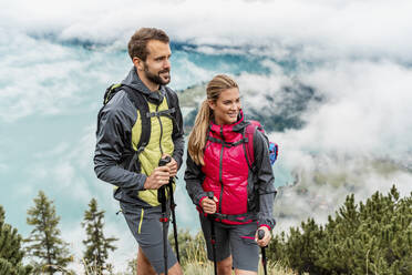 Selbstbewusstes junges Paar bei einer Wanderung in den Bergen, Herzogstand, Bayern, Deutschland - DIGF08273