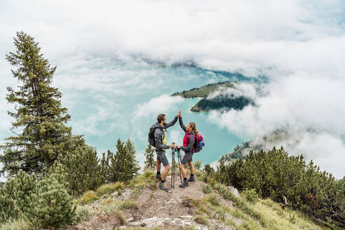 Glückliches junges Paar bei einer Wanderung in den Bergen, Herzogstand, Bayern, Deutschland - DIGF08274