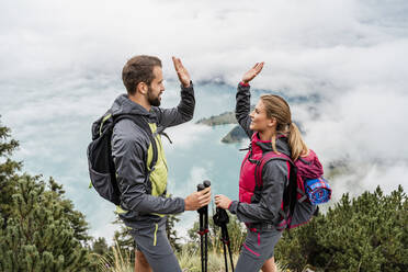 Glückliches junges Paar bei einer Wanderung in den Bergen, Herzogstand, Bayern, Deutschland - DIGF08275