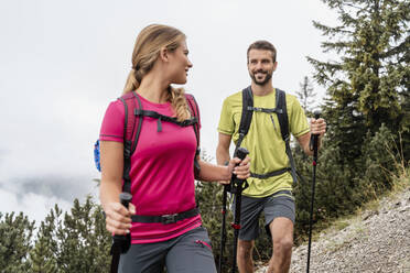 Selbstbewusstes junges Paar bei einer Wanderung in den Bergen, Herzogstand, Bayern, Deutschland - DIGF08284