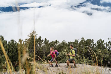 Junges Paar bei einer Wanderung in den Bergen, Herzogstand, Bayern, Deutschland - DIGF08285