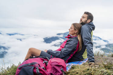 Verliebtes junges Paar auf einer Wanderung in den Bergen, Herzogstand, Bayern, Deutschland - DIGF08309