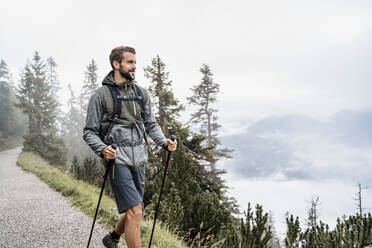 Junger Mann auf einer Wanderung in den Bergen, Herzogstand, Bayern, Deutschland - DIGF08310