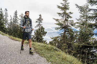 Junger Mann auf einer Wanderung in den Bergen, Herzogstand, Bayern, Deutschland - DIGF08311