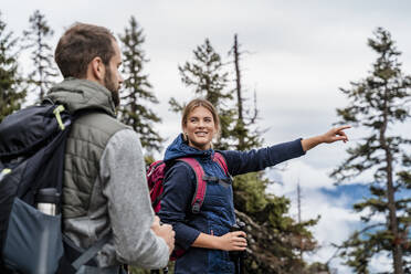 Junges Paar bei einer Wanderung in den Bergen, Herzogstand, Bayern, Deutschland - DIGF08319