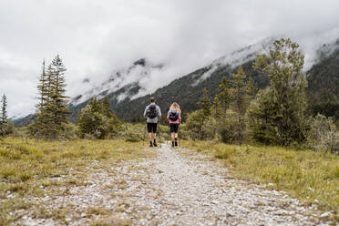 Young couple on a hiking trip, Vorderriss, Bavaria, Germany - DIGF08322