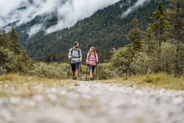 Junges Paar auf einer Wandertour, Vorderriss, Bayern, Deutschland - DIGF08323