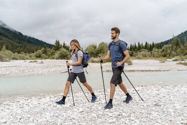 Junges Paar bei einer Wanderung am Flussufer, Vorderriss, Bayern, Deutschland - DIGF08339