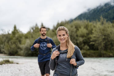 Junges Paar bei einer Wanderung am Flussufer, Vorderriss, Bayern, Deutschland - DIGF08341