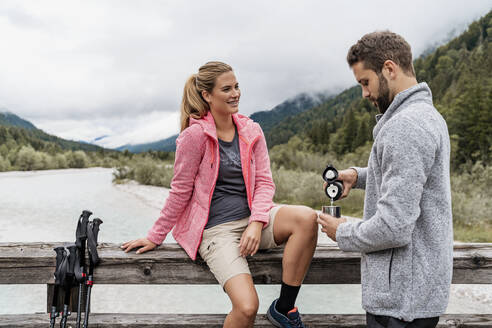 Junges Paar macht eine Pause während einer Wanderung, Vorderriss, Bayern, Deutschland - DIGF08356