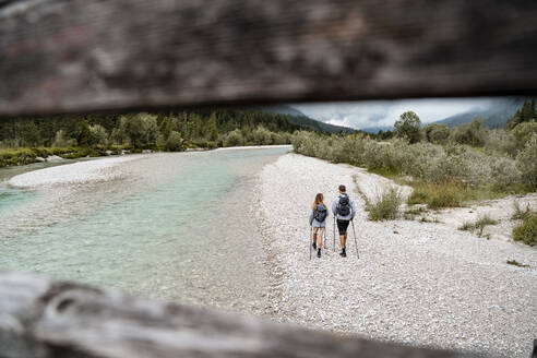 Junges Paar auf einem Wanderausflug am Flussufer, Vorderriss, Bayern, Deutschland - DIGF08372