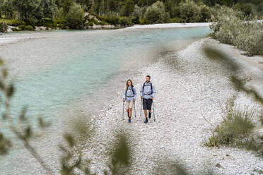 Junges Paar auf einem Wanderausflug am Flussufer, Vorderriss, Bayern, Deutschland - DIGF08373