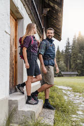 Junges Paar auf einem Bauernhof während einer Wanderung, Vorderriss, Bayern, Deutschland - DIGF08376