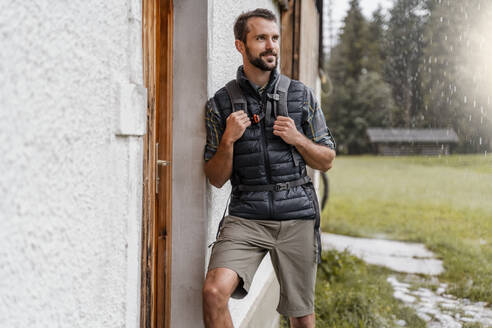 Junger Mann auf einem Bauernhof während einer Wanderung, Vorderriss, Bayern, Deutschland - DIGF08379