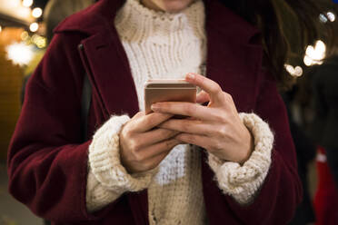 Hände einer jungen Frau mit Smartphone in der Hand, Nahaufnahme - ABZF02570