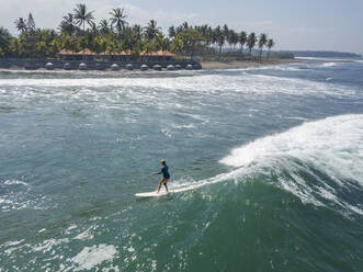 Luftaufnahme einer Surferin, Bali, Indonesien - KNTF03378