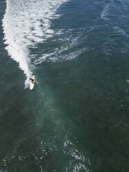 Luftaufnahme einer Surferin, Bali, Indonesien - KNTF03381