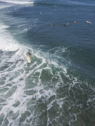 Luftaufnahme einer Surferin, Bali, Indonesien - KNTF03385