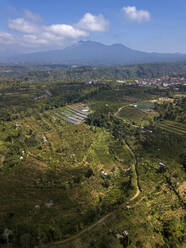 Luftaufnahme der Insel Bali gegen den Himmel, Indonesien - KNTF03387