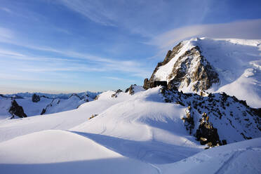 Mont Blanc du Tacul und Refuge des Cosmiques (Cosmiques-Hütte), Chamonix, Rhone Alpes, Haute Savoie, Französische Alpen, Frankreich, Europa - RHPLF08770