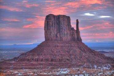 Sonnenaufgang, West Mitten Butte, Monument Valley Navajo Tribal Park, Utah, Vereinigte Staaten von Amerika, Nordamerika - RHPLF08772