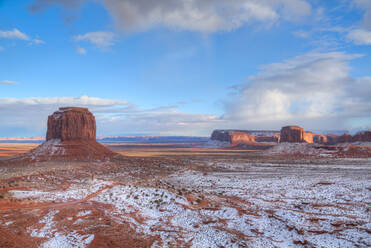 Sonnenaufgang, links Merrick Butte, rechts Spearhead Mesa, Monument Valley Navajo Tribal Park, Utah, Vereinigte Staaten von Amerika, Nordamerika - RHPLF08776