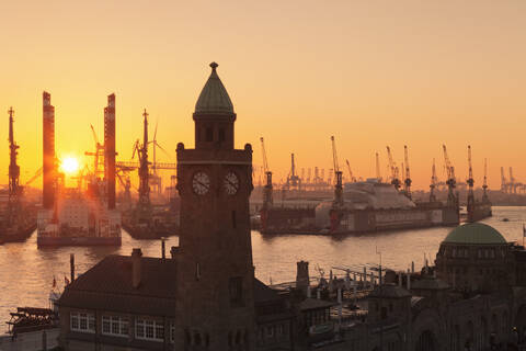 St. Pauli Landungsbrücken gegen Hafen bei Sonnenuntergang, Hamburg, Hansestadt, Deutschland, Europa, lizenzfreies Stockfoto
