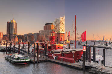 Elbphilharmonie bei Sonnenuntergang, Elbufer, HafenCity, Hamburg, Hansestadt, Deutschland, Europa - RHPLF08788