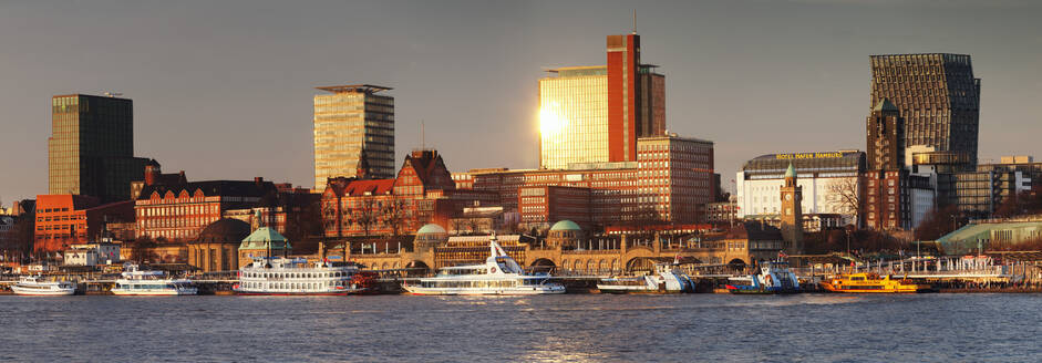 Blick von der Elbe auf die St. Pauli Landungsbrücken und den Wolkenkratzer Tanzende Türme bei Sonnenuntergang, St. Pauli, Hamburg, Europa - RHPLF08792