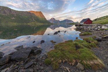 Rosa Wolken und Gipfel spiegeln sich nachts im klaren Meer, Vengeren, Vagspollen, Lofoten, Norwegen, Skandinavien, Europa - RHPLF08809