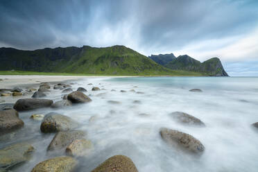 Die Mitternachtssonne beleuchtet die Wellen des blauen Meeres, Unstad, Vestvagoy, Lofoten Inseln, Arktis, Norwegen, Skandinavien, Europa - RHPLF08815