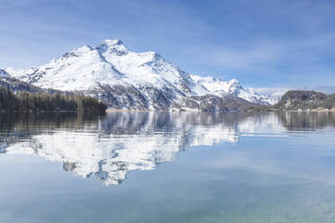 Schneegipfel spiegeln sich im klaren Wasser des Silsersees, Maloja, Kanton Graubünden, Engadin, Schweiz, Europa - RHPLF08819