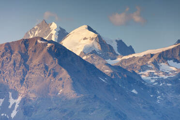 Die hohen Gipfel teilweise mit Schnee bedeckt, Muottas Muragl, Samedan, Kanton Graubünden, Engadin, Schweiz, Europa - RHPLF08823