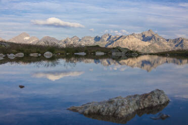 Der klare Himmel spiegelt sich im blauen Alpensee, Muottas Muragl, Samedan, Kanton Graubünden, Engadin, Schweiz, Europa - RHPLF08826