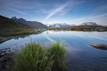 Der klare Himmel spiegelt sich im blauen Alpensee, Muottas Muragl, Samedan, Kanton Graubünden, Engadin, Schweiz, Europa - RHPLF08828