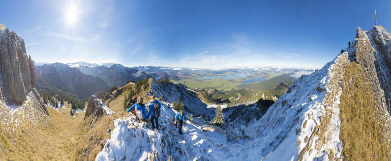 Bergsteiger auf steilem, schneebedecktem Grat in den Ammergauer Alpen, Tegelberg, Füssen, Bayern, Deutschland, Europa - RHPLF08838