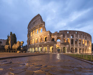 Dämmerungslicht auf dem Kolosseum (Flavisches Amphitheater), UNESCO-Weltkulturerbe, Rom, Latium, Italien, Europa - RHPLF08845