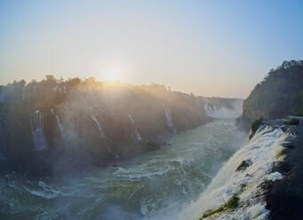Blick auf die Iguazu-Fälle bei Sonnenuntergang, UNESCO-Weltkulturerbe, Foz do Iguacu, Bundesstaat Parana, Brasilien, Südamerika - RHPLF08880