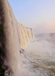 Blick auf die Iguazu-Fälle bei Sonnenuntergang, UNESCO-Weltkulturerbe, Foz do Iguacu, Bundesstaat Parana, Brasilien, Südamerika - RHPLF08881