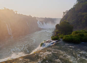 Blick auf die Iguazu-Fälle bei Sonnenuntergang, UNESCO-Weltkulturerbe, Foz do Iguacu, Bundesstaat Parana, Brasilien, Südamerika - RHPLF08882