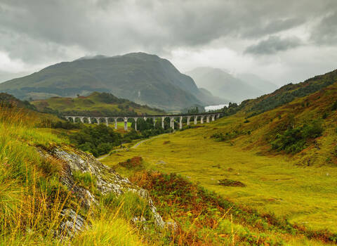 Ansicht des Glenfinnan-Viadukts, Highlands, Schottland, Vereinigtes Königreich, Europa, lizenzfreies Stockfoto