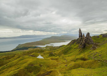 Blick auf den Old Man of Storr, Isle of Skye, Innere Hebriden, Schottland, Vereinigtes Königreich, Europa - RHPLF08887