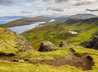 Blick von The Storr auf das Loch Leathan, Isle of Skye, Innere Hebriden, Schottland, Vereinigtes Königreich, Europa - RHPLF08888