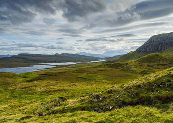 Blick von The Storr auf das Loch Leathan, Isle of Skye, Innere Hebriden, Schottland, Vereinigtes Königreich, Europa - RHPLF08889