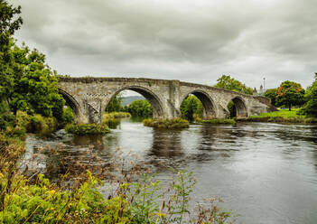 Blick auf die alte Brücke von Stirling, Stirling, Schottland, Vereinigtes Königreich, Europa - RHPLF08894