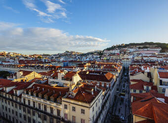 Miradouro de Santa Justa, Blick über das Stadtzentrum und die Santa Justa Straße in Richtung des Burgbergs, Lissabon, Portugal, Europa - RHPLF08903