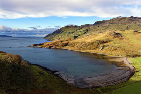 Blick auf die Sandbucht Camas nan Geall Sgeir Fhada entlang der Küste und des Ufers von Loch Sunart, Ardnamurchan-Halbinsel, Highlands, Schottland, Vereinigtes Königreich, Europa - RHPLF08907